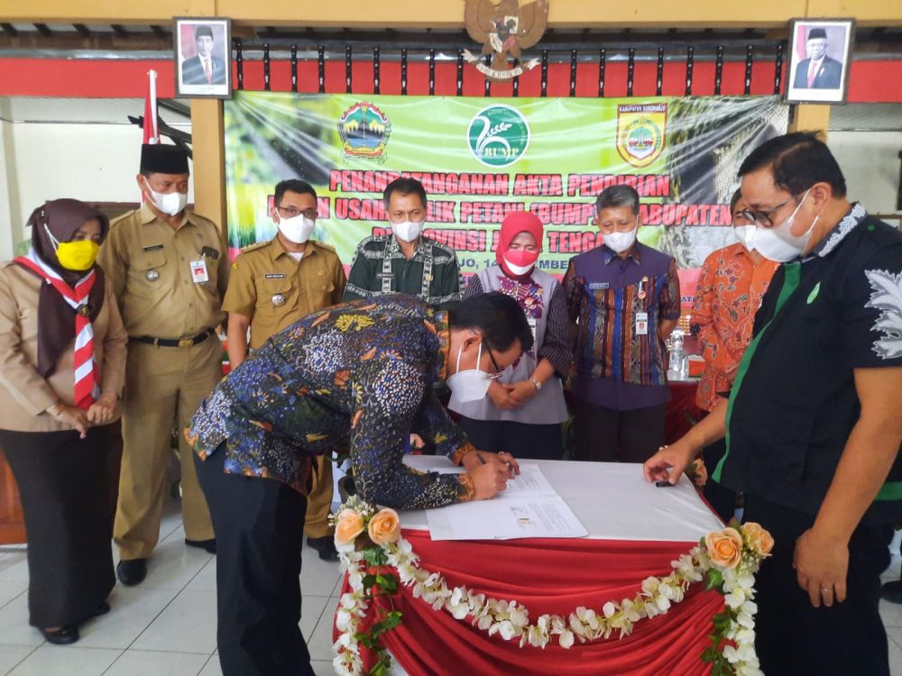 Dinas Ketahanan Pangan melaksanakan Penandatanganan Akta Pendirian Badan Usaha Milik Petani (BUMP)