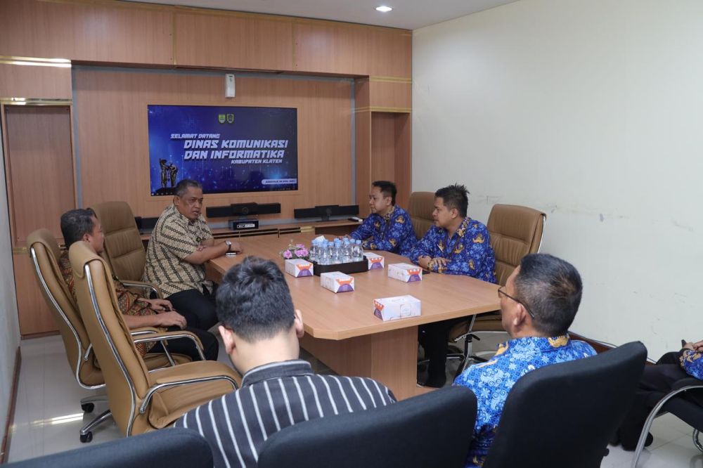 Diskominfo Sukoharjo Berbagi Pengelolaan SPBE dan Data Statistik dengan Klaten